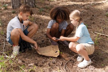 kids-participating-treasure-hunt